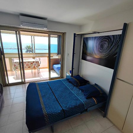 Grand Studio Bord De Mer- Acces Direct Aux Plages Saint-Laurent-du-Var Exteriör bild